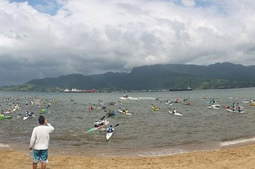 Com cerca de 148 canoístas e 122 caiaques colorindo as areais da praia do Perequê, em Ilhabela/SP, foi dada a largada do circuito brasileiro de Canoagem Oceânica 2015 / Foto: Divulgação / CBCa